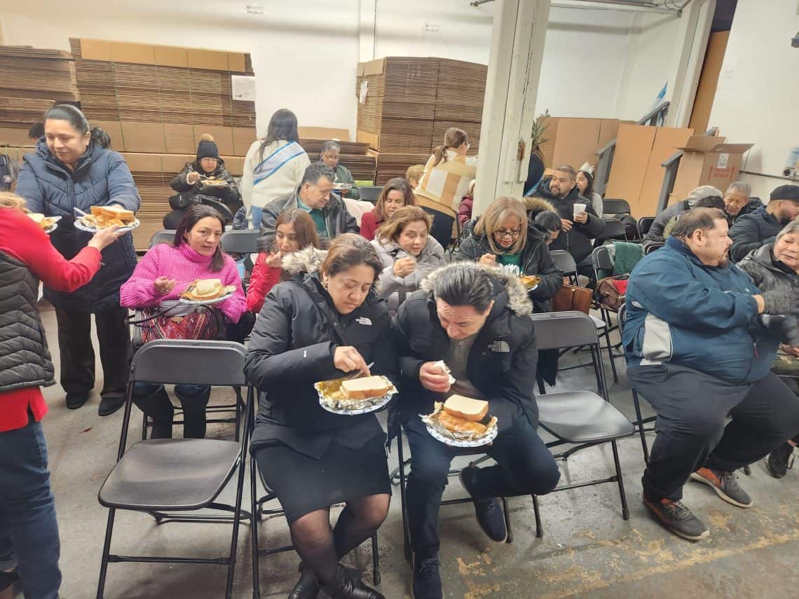 Después de desafiar el frío imperante, se recibe a los peregrinos con una refacción guatemalteca y una cálida bebida que es a la vez bienvenida. (Foto Sociedad Cívica Cultural Guatemalteca en Chicago) – SoyMigrante.com REVISTA