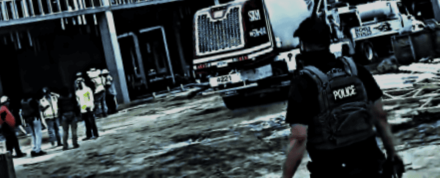 Los operativos agresivos, con uso de violencia, por parte de agentes enmascarados han sembrado temor en comunidades migrantes hispanas en ciudades de Estados Unidos. Ante el temor de una detención que les impida seguir trabajando, muchos compatriotas optan por enviar lo más que puedan de remesas a sus familias. – SoyMigrante.com REVISTA