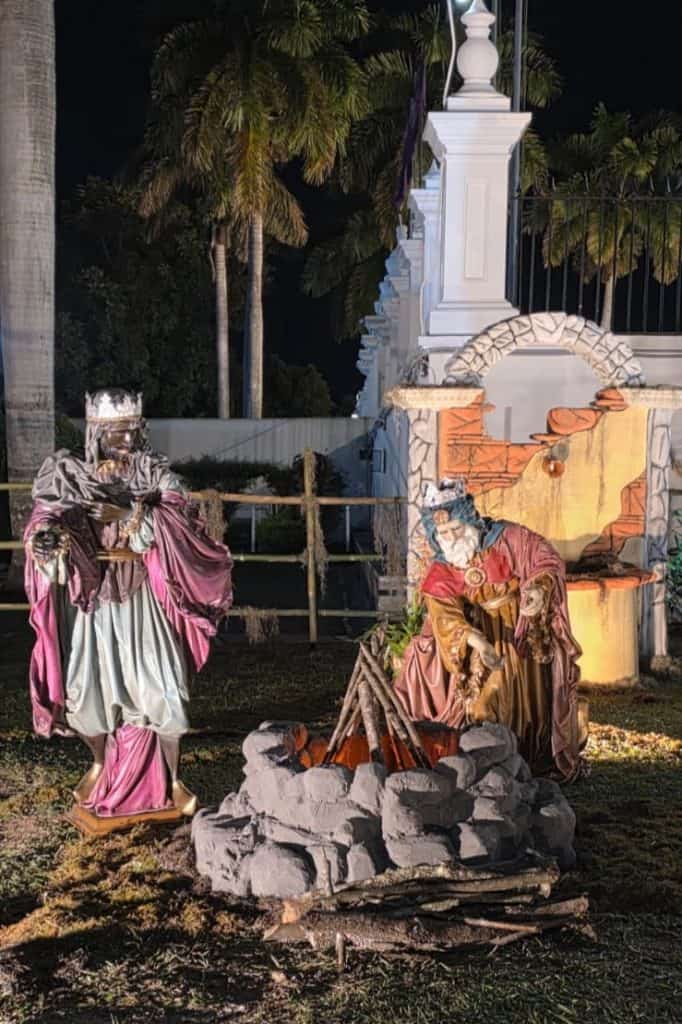 Según el relato bíblico, los tres reyes magos llegaron a adorar al Niño Jesús como el nuevo Rey recién nacido. Ellos representan a la humanidad. – SoyMigrante.com REVISTA