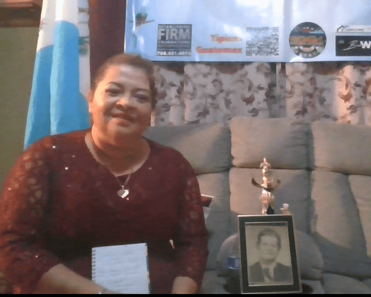 Para la conversación con SoyMigrante.com Silvia Consuelo Morán se hizo acompañar del retrato de su padre, Julio Morán, electricista de Amatitlán, quien le inculcó con el ejemplo la actitud de servicio a los demás. – SoyMigrante.com REVISTA