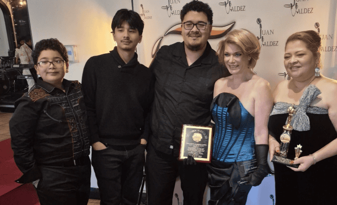 Silvia Consuelo Morán, a la derecha, se hizo acompañar de sus tres hijos para recibir el galardón por su labor de servicio comunitario. Les acompaña la actriz mexicana Katie Barbieri, invitada especial del evento organizado por Juan Valdéz – SoyMigrante.com REVISTA
