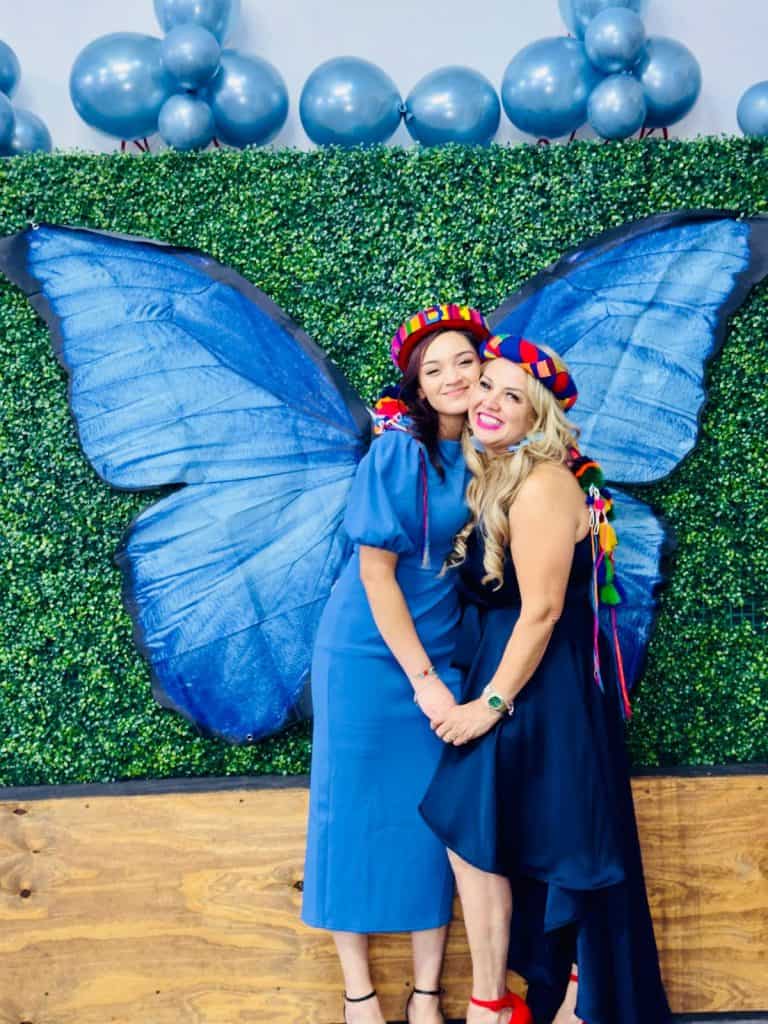 Silvia Orantes se encuentra escribiendo actualmente su primer libro, que tiene como finalidad ayudar a encontrar el propósito de vida de cada persona que lo lea. Su meta es distribuirlo gratuitamente en Guatemala, para generar una nueva era de ideas e iniciativas. Aquí posa junto a su hija, quien le acompaña en la misión de la Fundación Vida y Luz. (Foto cortesía Silvia Orantes) – SoyMigrante.com REVISTA