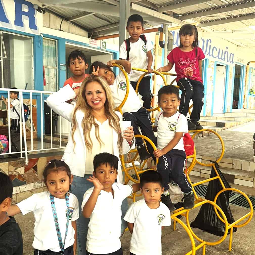 La fundación Vida y Luz, impulsada por la guatemalteca Silvia Orantes, apoya a hogares y refugios infantiles en Guatemala a través de la donación de alimentos e insumos para mejorar la atención a los pequeños. Silvia Orantes durante una visita efectuada este año a una de las instituciones. (Foto cortesía Silvia Orantes) – SoyMigrante.com REVISTA