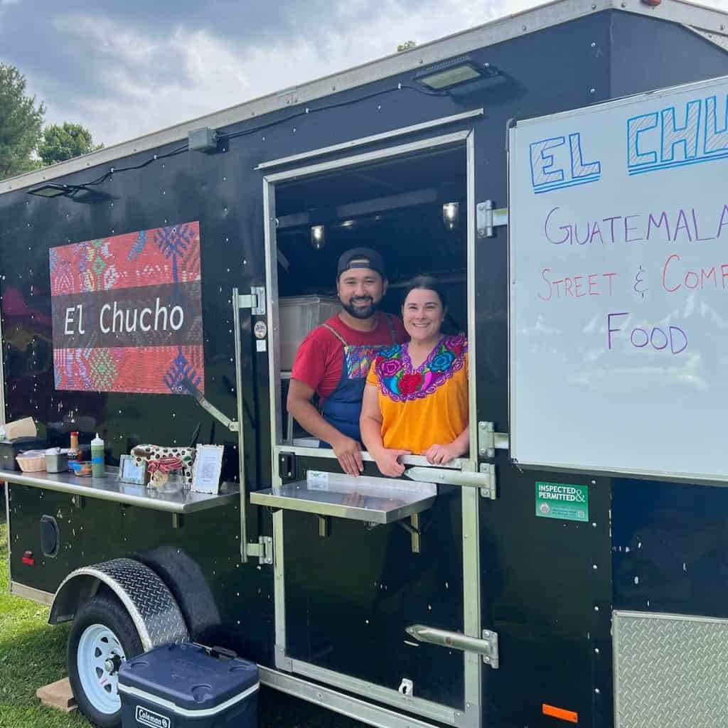 Dimos el salto de fe junto a mi esposa para crear este food truck que nos ha traído mucha más alegría y conexión con la comunidad de lo que habíamos imaginado, expresa Carlos Marroquín, fundador de El Chucho en Pittsburgh. – SoyMigrante.com REVISTA