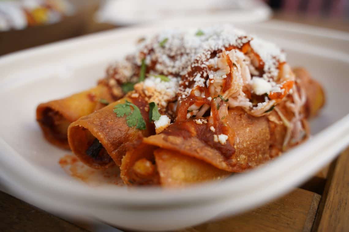 Los tacos guatemaltecos son uno de los antojitos más populares en el Food Truck El Chucho, del escuintleco Carlos Marroquín. – SoyMigrante.com REVISTA