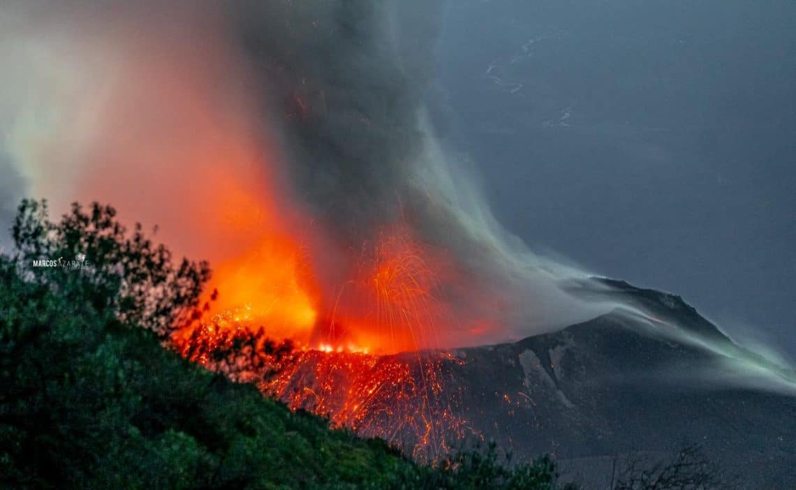 A las 4 de la mañana del 19 de diciembre hubo una nueva erupción del volcán Santiaguito, duró unos 10 minutos y fue posible captar imágenes como esta. Fotografía Marcos Zárate. – SoyMigrante.com REVISTA