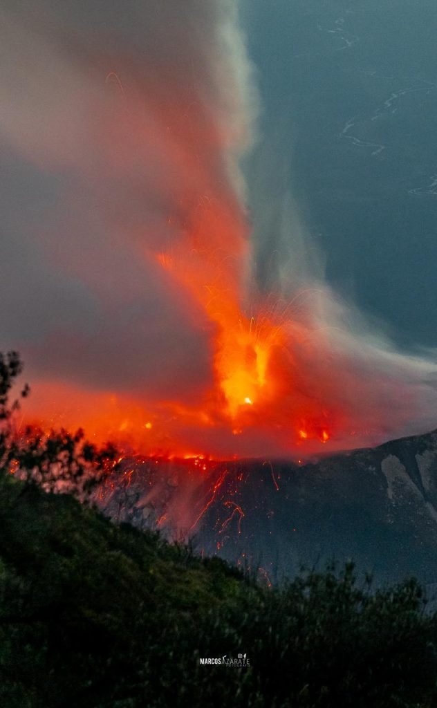 Con toda su fuerza, el Santiaguito es un volcán pequeño de altura, pero con una actividad constante. Fotografía Marcos Zárate. – SoyMigrante.com REVISTA