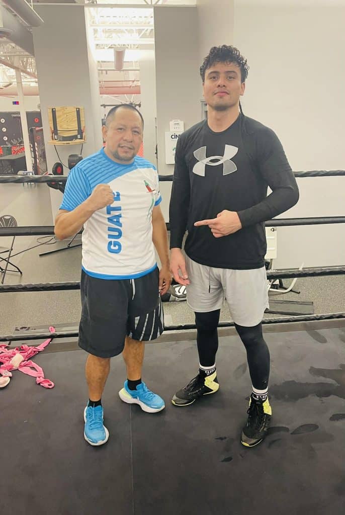 De paisano a paisano: Esaú Diéguez ha aportado sus consejos, conocimiento y experiencia al pugilista guatemalteco Lester Martínez. "Es un gran talento, trabaja duro y lleva a Guatemala en el corazón". – SoyMigrante.com REVISTA