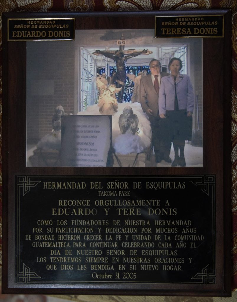En 2005, con motivo de los 20 años de la Hermandad de Esquipulas de Tacoma Park, la comunidad entregó un reconocimiento a Eduardo y Olga Donis, por impulsar la devoción. (Foto cortesía esposos Donis) – SoyMigrante.com REVISTA