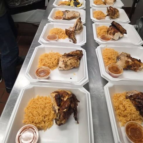 Cada plato servido refleja la solidaridad de una comunidad que se lanza en ayuda de quienes están pasando un momento difícil a causa de la ofensiva antimigrantes que se desató en Minesota.