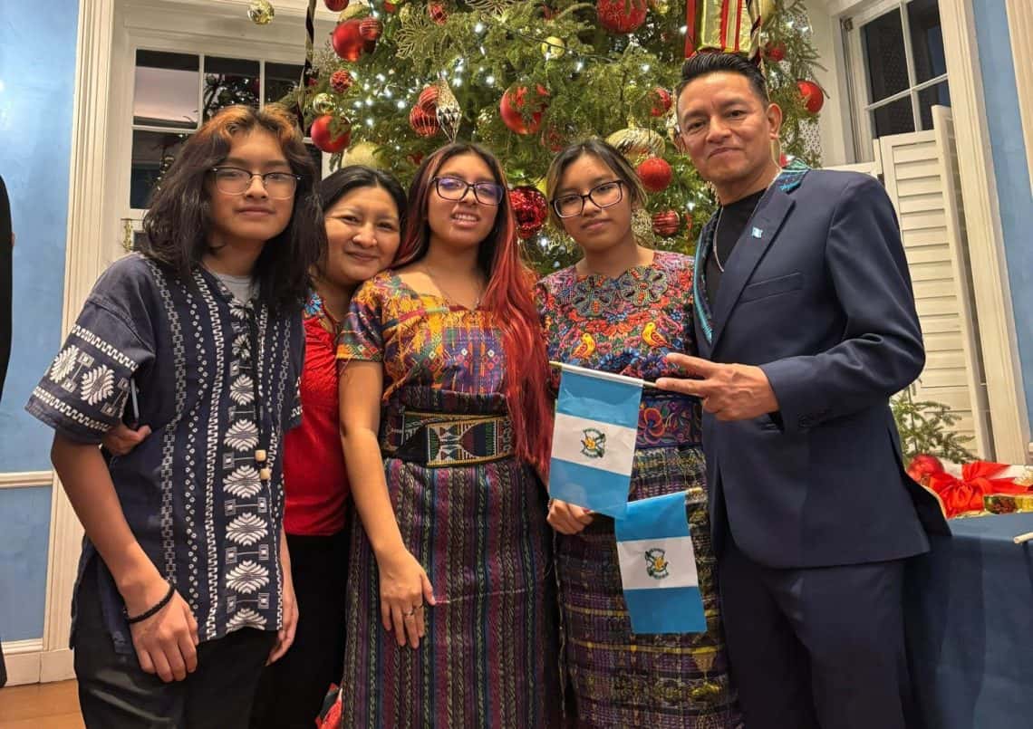 Toda la familia de Luis Gómez asistió a la declaratoria del Día de la Herencia Guatemalteca, el 29 de diciembre de 2025, en la residencia del alcalde de Nueva York. Aquí está Luis junto a su esposa, dos hijas y su hijo. (Foto cortesía Luis Gómez) – SoyMigrante.com REVISTA