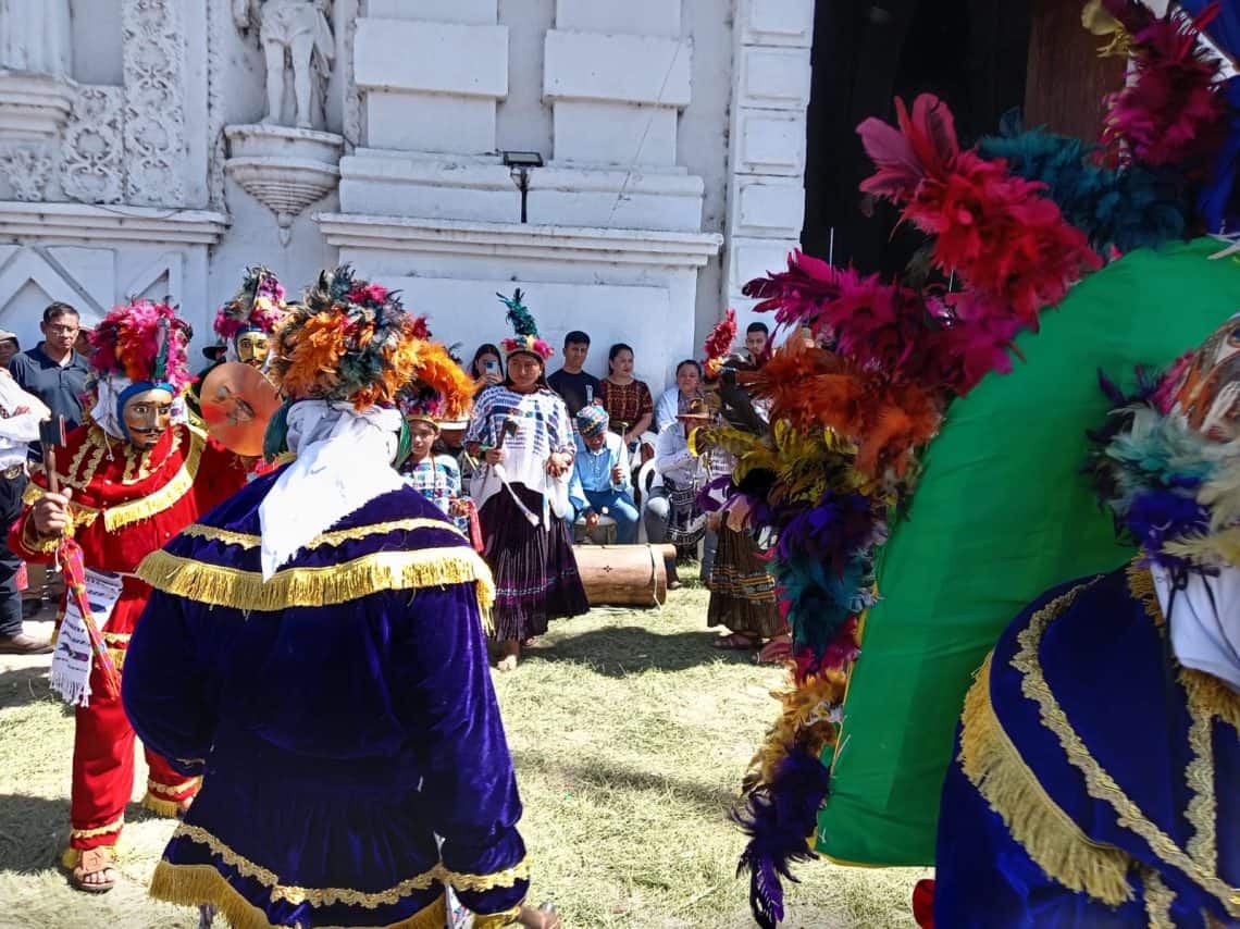 El corazón de Rabinal latió con la fuerza de muchos corazones que hicieron posible el retorno del Rabinal Achí a las calles en el mero día de la fiesta patronal. La memoria tiene color, sonido, discursos, plegarias y también silencios poderosos. (Foto cortesía Zeth Necur) – SoyMigrante.com REVISTA