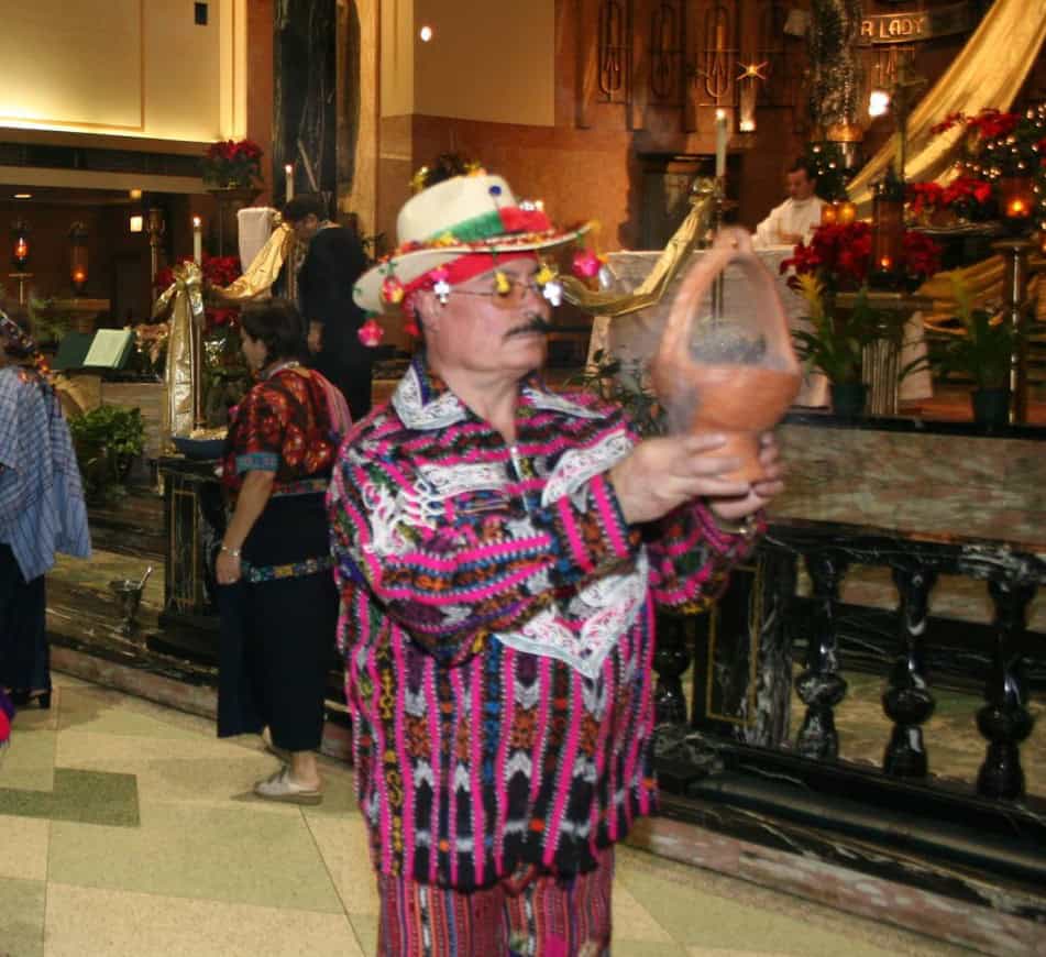 En cada 15 de enero, Benjamin Albizures lucía indumentria tradicional indígena guatemalteca para rendir honor y veneración al Cristo de Esquipulas en Chicago.