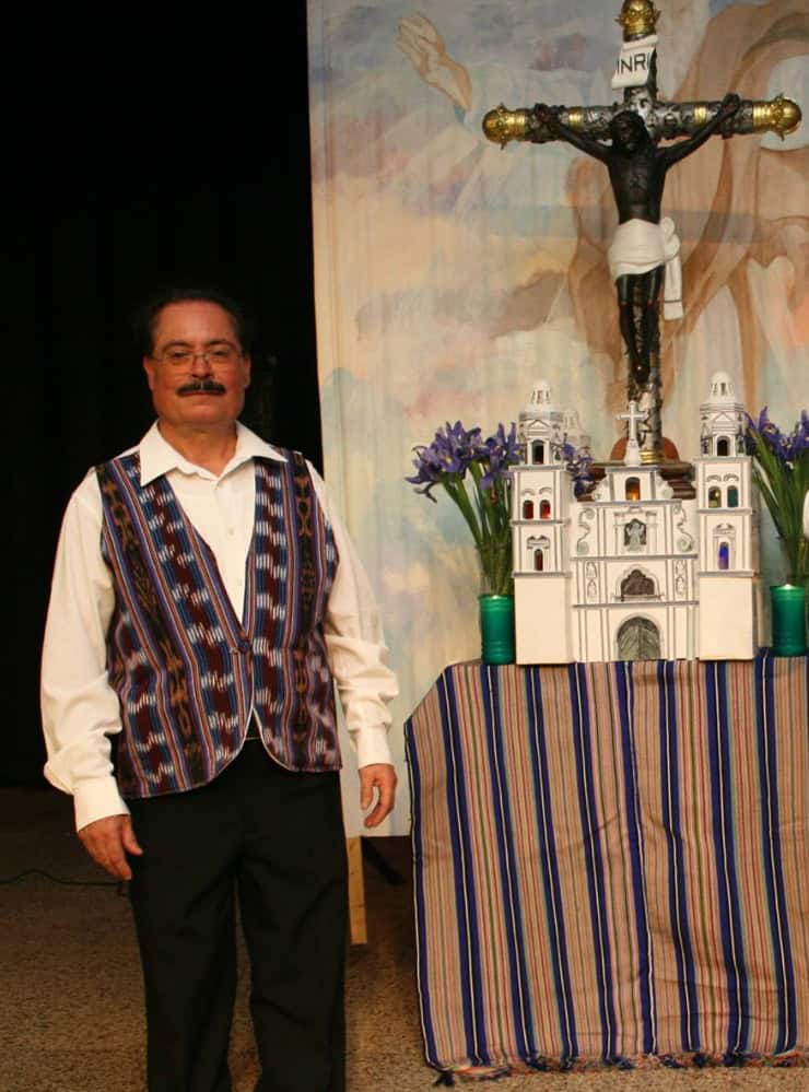 El guatemalteco Benjamín Albizures, originario de Palencia, Guatemala, impulsó la devoción al Cristo de Esquipulas. Aquí junto a la imagen que mandó a esculpir y que llevó hasta Chicago y que se venera en la parroquia La Merced desde enero de 2017, el mismo año en que él partió a la presencia del Señor. (Foto cortesía Rita Albizures)