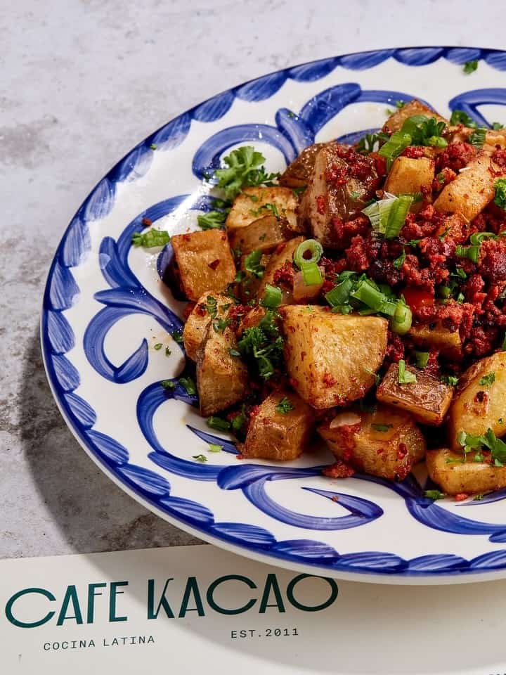 Los platillos de café Kacao fusionan sabores tradicionales guatemaltecos, como frijoles parados o volteados, crema, queso, plátanos, con otros sabores tradicionales americanos. Acompañados siempre del mejor café del mundo. Todo reunido con el don gastronómico de Verónica Zelada (Fotografía redes sociales café Kacao en Oklahoma)
