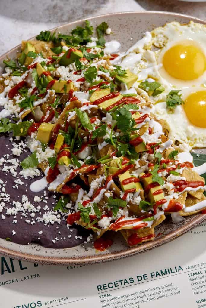 Los platillos de café Kacao fusionan sabores tradicionales guatemaltecos, como frijoles parados o volteados, crema, queso, plátanos, con otros sabores tradicionales americanos. Acompañados siempre del mejor café del mundo. Todo reunido con el don gastronómico de Verónica Zelada (Fotografía redes sociales café Kacao en Oklahoma)