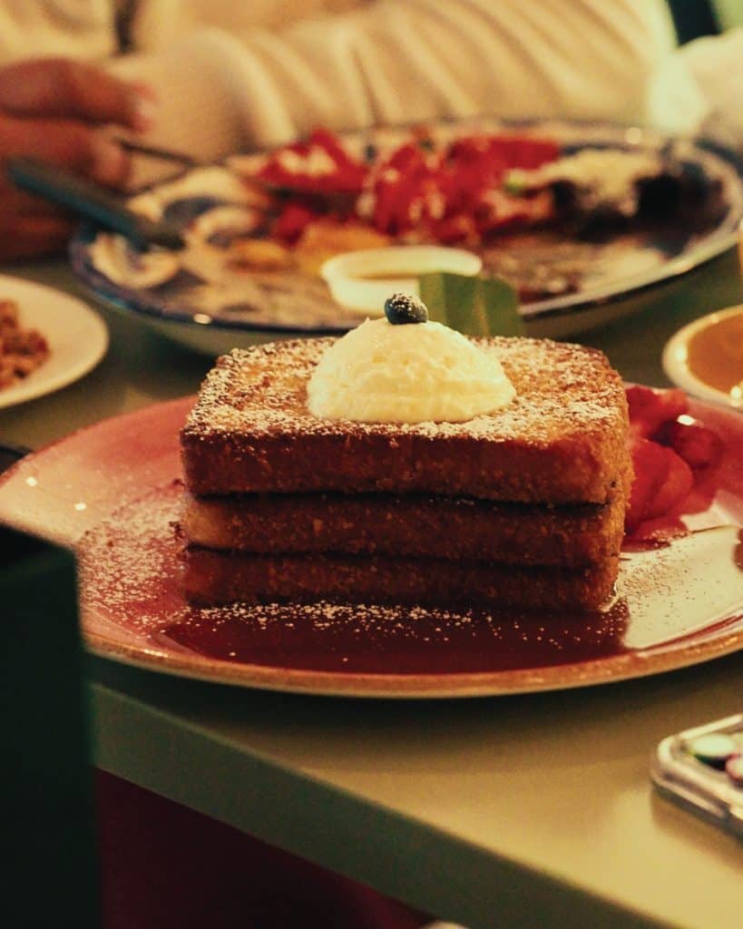 Los platillos de café Kacao fusionan sabores tradicionales guatemaltecos, como frijoles parados o volteados, crema, queso, plátanos, con otros sabores tradicionales americanos. Acompañados siempre del mejor café del mundo. Todo reunido con el don gastronómico de Verónica Zelada (Fotografía redes sociales café Kacao en Oklahoma)