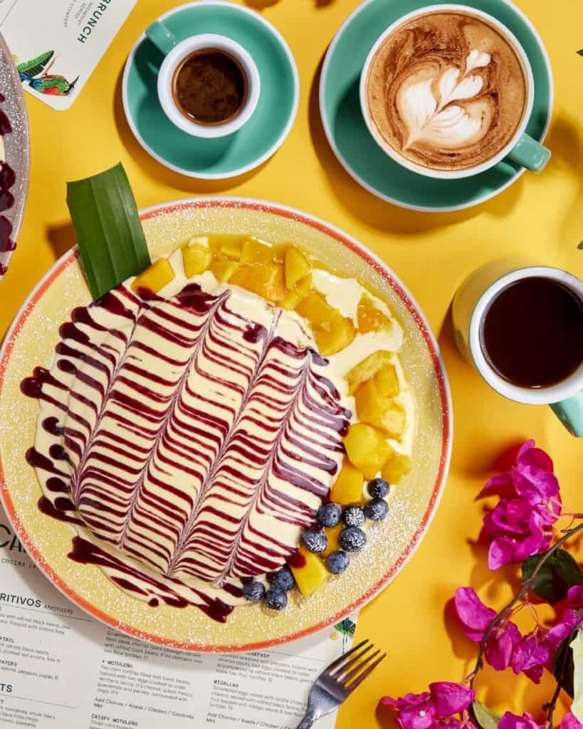 Los platillos de café Kacao fusionan sabores tradicionales guatemaltecos, como frijoles parados o volteados, crema, queso, plátanos, con otros sabores tradicionales americanos. Acompañados siempre del mejor café del mundo. Todo reunido con el don gastronómico de Verónica Zelada (Fotografía redes sociales café Kacao en Oklahoma)