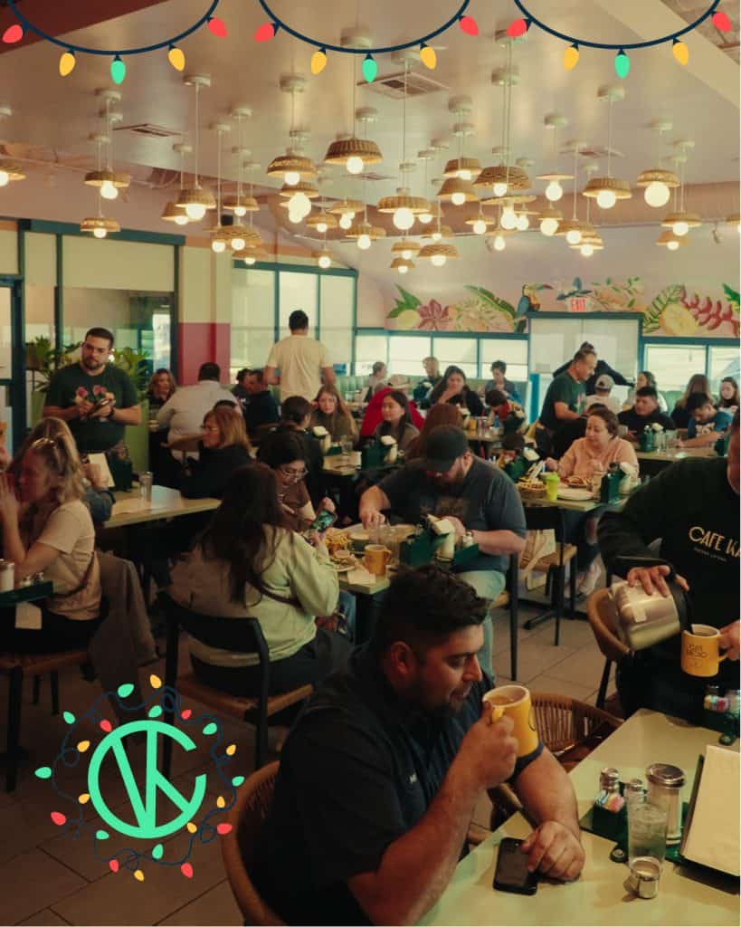 Los platillos de café Kacao fusionan sabores tradicionales guatemaltecos, como frijoles parados o volteados, crema, queso, plátanos, con otros sabores tradicionales americanos. Acompañados siempre del mejor café del mundo. Todo reunido con el don gastronómico de Verónica Zelada (Fotografía redes sociales café Kacao en Oklahoma)