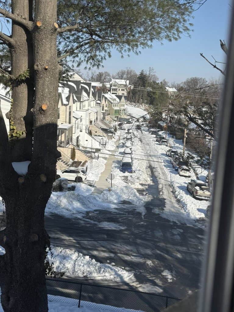La limpieza de las calles pequeñas queda pendiente, pues las ciudades priorizan las autopistas. "Puede quedarse atrapado en la nieve", explica Letty Baran en Arlington, Virginia