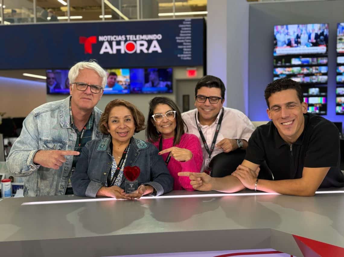 La periodista Celeste Juárez lleva ya dos décadas en el ámbito de la creación de historias y noticias para diversas compañías. En 2023 se sumó al equipo de Telemundo Noticias, donde es reconocida su capacidad de trabajo en equipo y alta exigencia periodística en busca de veracidad, balance y precisión. Por esto fue reconocida con el premio Corazón de Telemundo (Foto cortesía Celeste Juárez) – SoyMigrante.com REVISTA