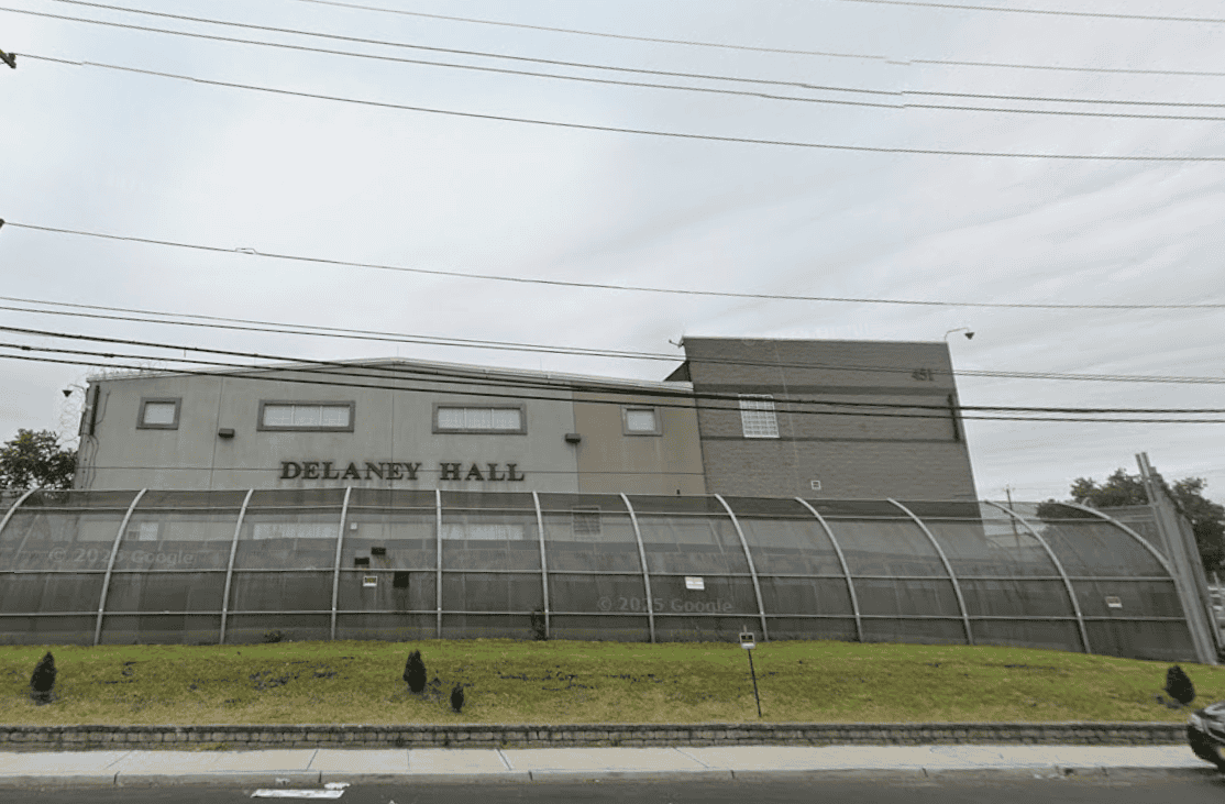 Antiguas prisiones y otros tipos de locales desocupados han sido convertidos en centros de detención migratoria durante 2025. Delaney Hall, centro de detención en New Jersey, que generó pugnas con la alcaldía, que nunca autorizó su funcionamiento como tal. – SoyMigrante.com REVISTA