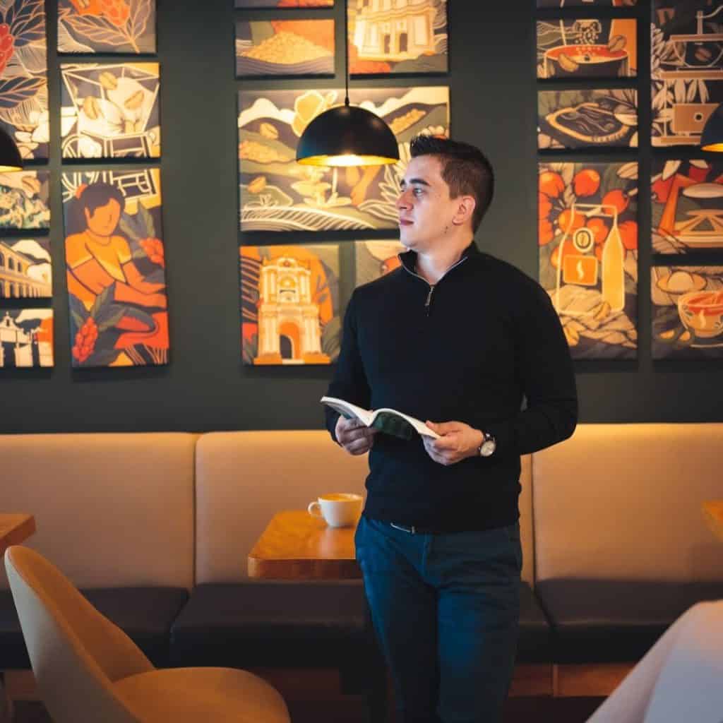 El psicólogo y docente César Fetzer ha recibido varios reconocimientos por sus innovadoras técnicas de enseñanza y abordajes prácticos para motivar la lectura comprensiva. La participación en el Global Teacher Prize le motiva a seguir planteando nuevas alternativas de enseñanza participativa. – SoyMigrante.com REVISTA