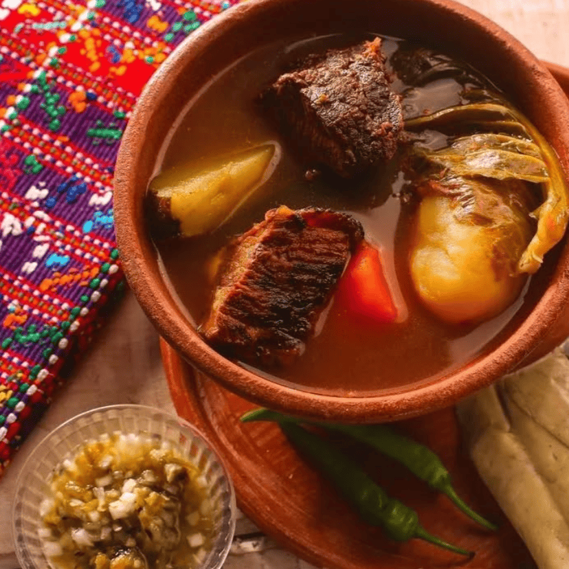 Servido en escudilla de barro y compartido en familia o amigos, el chojín bataneco es un auténtico tesoro de tradición y unión. (Foto Inguat) – SoyMigrante.com REVISTA