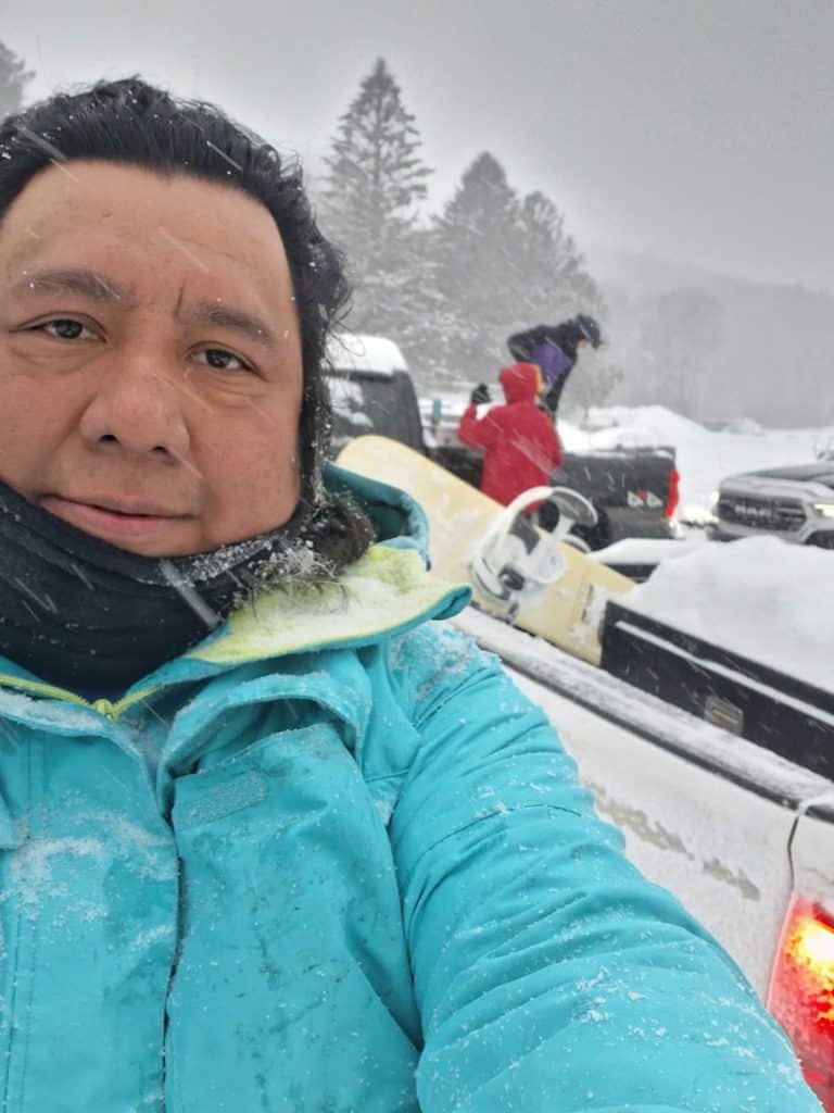 Aprovechando la abundante nieve, Clemente Ajtziij, migrante guatemalteco, salió a esquiar un rato.