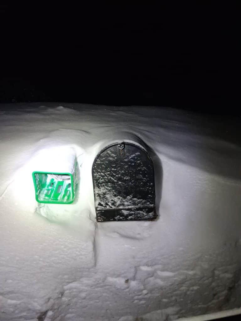 En la labor de repartir periódicos impresos, a Clemente Ajtziij le toca, literalmente, desenterrar los buzones de correo que se encuentran así a causa de las fuertes nevadas en el norte de Massachussets (Foto cortesía Clemente Ajtziij)