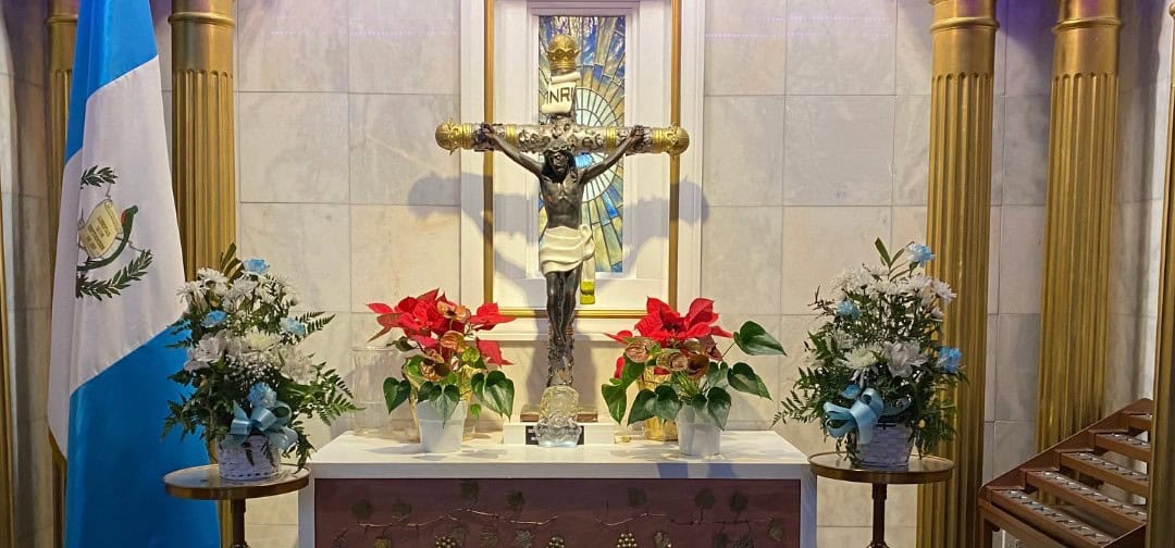 El altar del Cristo de Esquipulas en Nuestra Señora de la Merced, Chicago, está inspirado en el altar de la Basílica de Esquipulas en Guatemala. Todo el año recibe visitantes y se engalana cada 15 de enero, cuando se recuerda que fue la devoción de Benjamín Albizurez la que contribuyó a mandarlo a esculpir y llevarlo hasta allá. (Foto cortesía Rita Albizures)