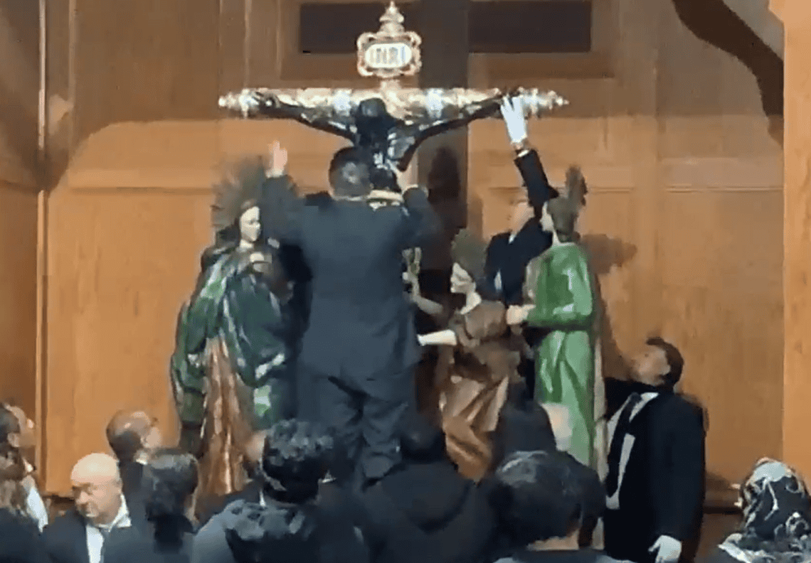 Así comenzó el solemne acto de traslado de la imagen del Cristo de los Migrantes, desde su altar en el templo hacia el altar mayor, con motivo de su fiesta, este 15 de enero. – SoyMigrante.com REVISTA