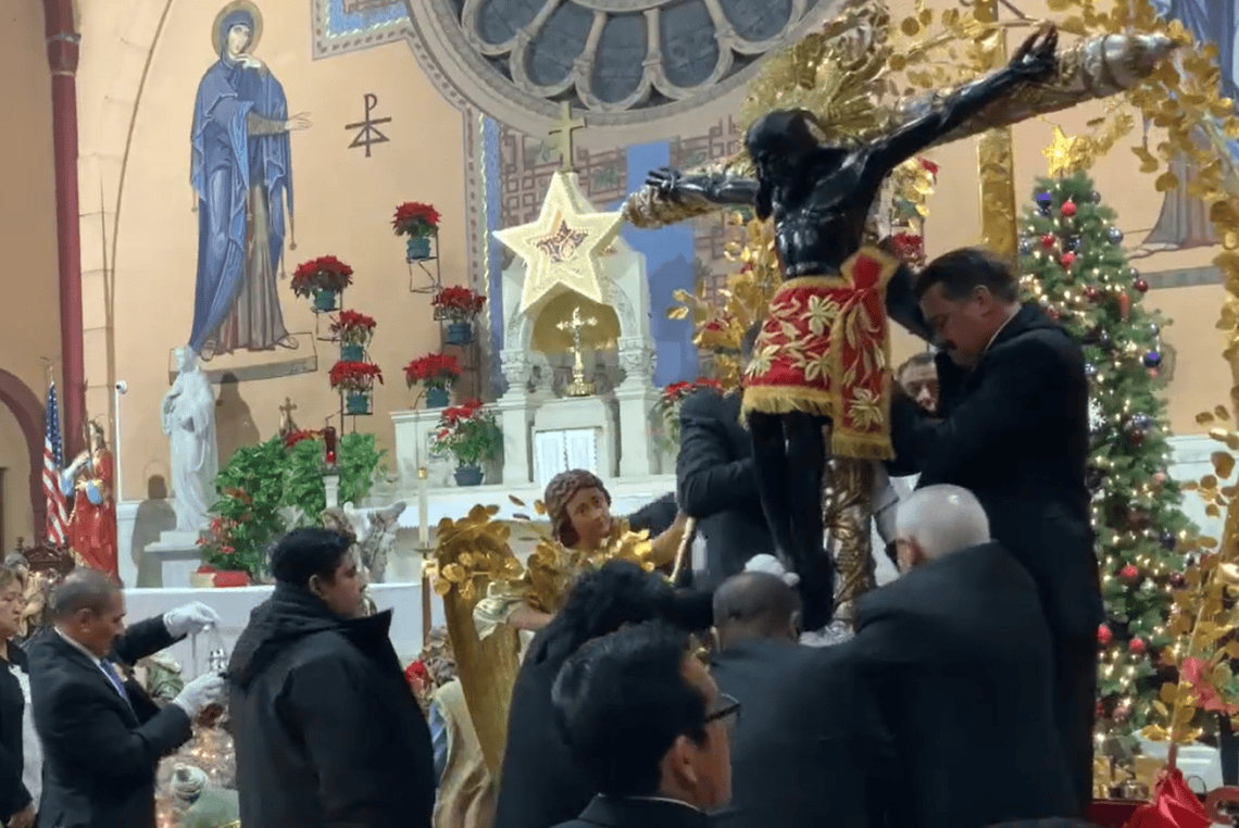 Uno de los más emotivos momentos se vivió el 9 de enero, cuando el Cristo de Esquipulas de los Migrantes o Cristo Mojado fue colocado en el altar mayor del templo Santa Cecilia, en Los Angeles. – SoyMigrante.com REVISTA