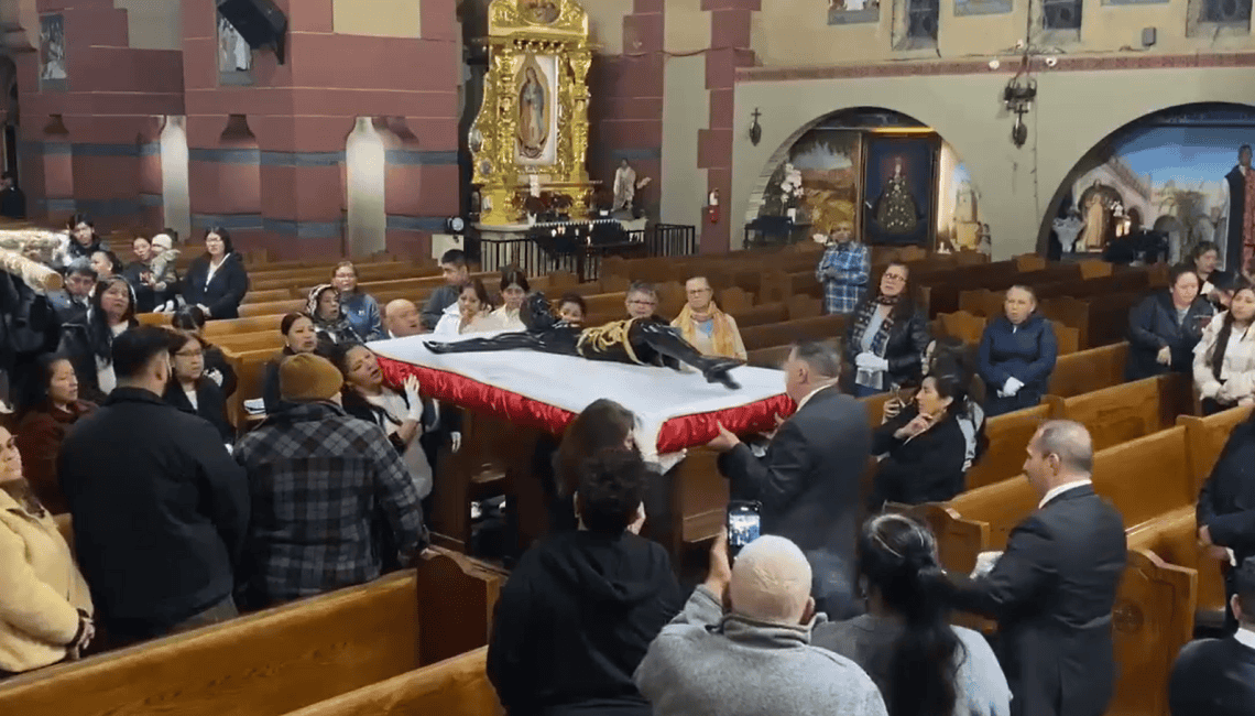 Con gran devoción fue trasladada la imagen del Cristo de Esquipulas desde la nave lateral hasta el altar mayor. Plegarias por familia, salud y también por la situación migratoria actual se escucharon el el templo Santa Cecilia. – SoyMigrante.com REVISTA