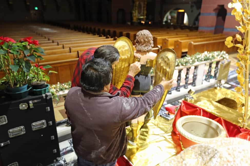 Integrantes de la Fraternidad de Esquipulas en Santa Cecilia prepararon desde días atrás los elementos para el impresionante altar de veneración, como una ofrenda de amor y devoción al Santo Cristo. – SoyMigrante.com REVISTA