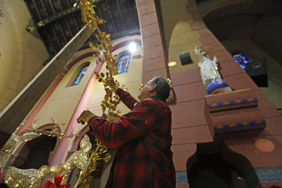 En cada detalle hay mucho cariño, devoción y plegarias por todos los migrantes guatemaltecos y centroamericanos que acudirían a venerarlo por su fiesta el 15 de enero, pero que también llegan a lo largo de todo el año a orar ante la venerada imagen del Cristo "Mojado". – SoyMigrante.com REVISTA