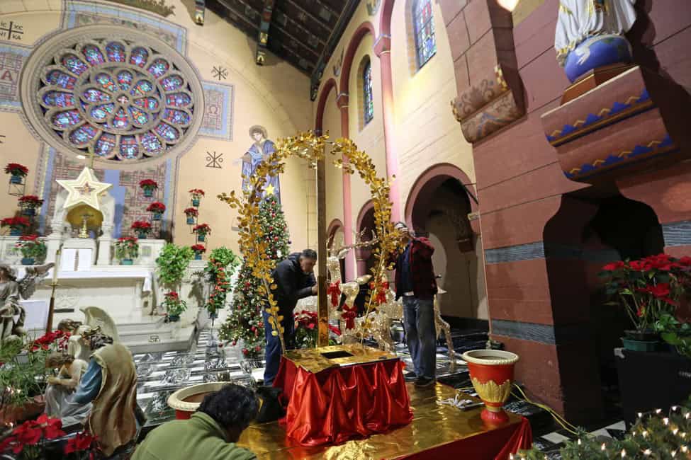 Miembros de la Fraternidad del Cristo de Esquipulas de los Migrantes, de la parroquia Santa Cecilia, elaboraron un hermoso altar para la puesta en veneración de la imagen en la semana de su fiesta titular. (Foto Fraternidad de Esquipulas de Santa Cecilia) – SoyMigrante.com REVISTA