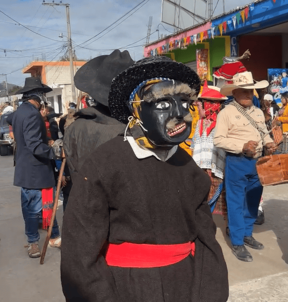 Baile "de negritos" representado por estudiantes de primaria en el Desfile Cultura Viva de Rabinal 2026. (Captura de pantalla) – SoyMigrante.com REVISTA Baile "de negritos" representado por estudiantes de primaria en el Desfile Cultura Viva de Rabinal 2026. (Captura de pantalla) – SoyMigrante.com REVISTA