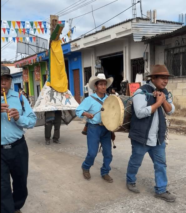 Al son de pito y tamborón, la danza de la Serpiente, hace su paso en el desfile Cultura Viva de Rabinal, Baja Verapaz en su feria patronal dedicada a San Pablo Apóstol. (Captura de pantalla) – SoyMigrante.com REVISTA Al son de pito y tamborón, la danza de la Serpiente, hace su paso en el desfile Cultura Viva de Rabinal, Baja Verapaz en su feria patronal dedicada a San Pablo Apóstol. (Captura de pantalla) – SoyMigrante.com REVISTA