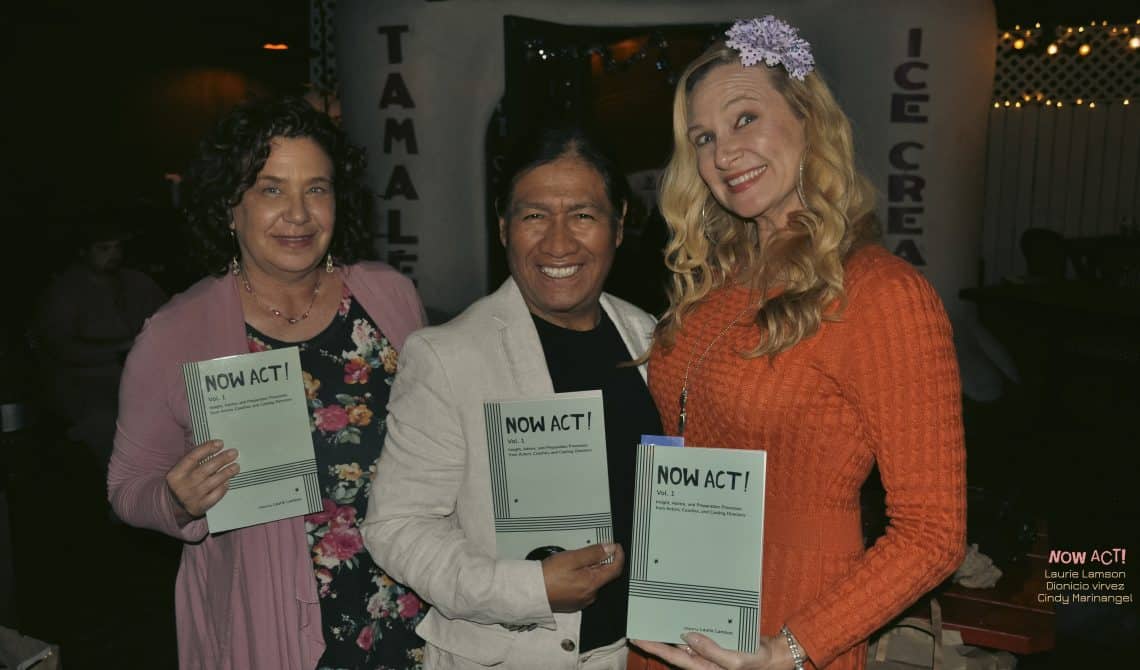 El actor maya q'anjob'al guatemalteco Dionicio Virvez junto a la autora Laurie Lamson y Cindy Marinangel. (Foto cortesía Dionicio Virvez) – SoyMigrante.com REVISTA