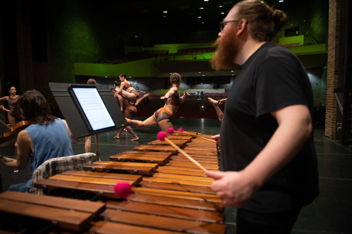La marimba forma parte fundamental de la composición creada por Sergio R. Reyes para la obra Resiliencia de los Pueblos Indígenas, que le fue encomendada por The Harlem Chamber Players, presentada en Aaron Davis Hall del City College of New York. Participaron músicos de la Camerata Washington Heights y coreografía de la Dzul Dance Company, dirigida por Javier Dzul. (foto cortesía Sergio R. Reyes) (Foto cortesía Sergio R. Reyes) – SoyMigrante.com REVISTA