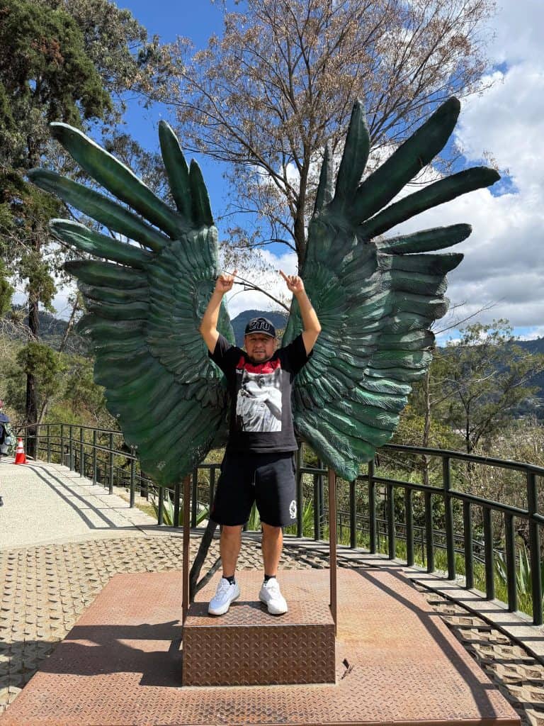 Esaú Diéguez en el Cerro de la Cruz de Antigua Guatemala, durante su reciente estadía en Guatemala en diciembre. Su confianza en Dios es su gran secreto, porque en sus manos pone todo su trabajo, esfuerzos y grandes sueños. – SoyMigrante.com REVISTA