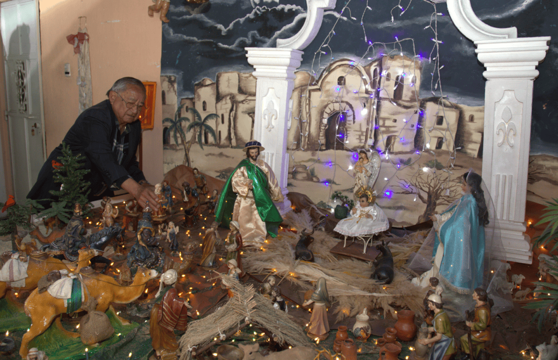 Los esposos Eduardo y Olga Donis agradecen a Dios la bendición de haber podido regresar a vivir a Guatemala, donde mantienen la tradición de elaborar un Nacimiento en Navidad y de celebrar el Día del Cristo de Esquipulas cada 15 de enero, al igual que lo hicieron durante cuatro décadas en Estados Unidos como migrantes. (Foto Edwin O. Castro) – SoyMigrante.com REVISTA