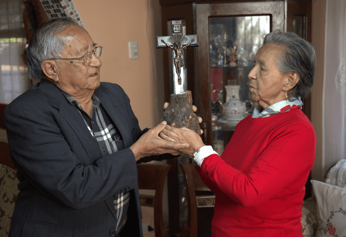 Desde joven, Eduardo Donis era devoto del Cristo de Esquipulas e incluso iba a visitarlo haciendo el viaje en bicicleta, en dos días. Olga adquirió esta devoción de su esposo y desde la década 1960 los dos comparten esta veneración que en 1985 les llevó a formar parte de la Hermandad de Tacoma Park, en Maryland, (Foto Edwin O. Castro Juárez) – SoyMigrante.com REVISTA