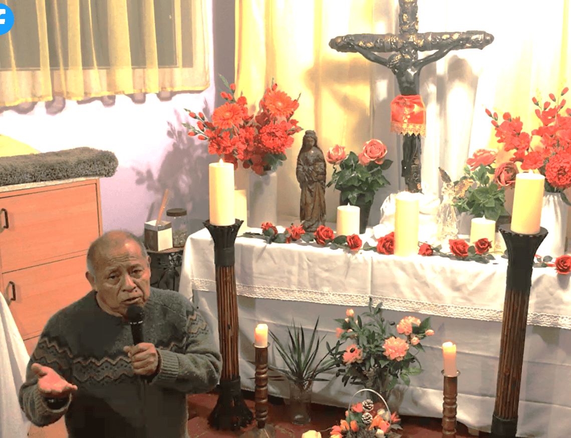 El diácono Felix Rac durante el primer LIVE de oración de 2026, desde Los Angeles, ante la venerada imagen del Cristo de Esquipulas. Si deseas ir al video CLIC EN LA IMAGEN – SoyMigrante.com REVISTA