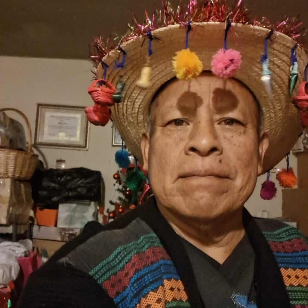 Uno de los tesoros del diácono [Félix Rac es su sombrero de peregrino con decorados de Esquipulas, donde se venera al Santo Cristo cuya fiesta titular es cada 15 de enero. – SoyMigrante.com REVISTA