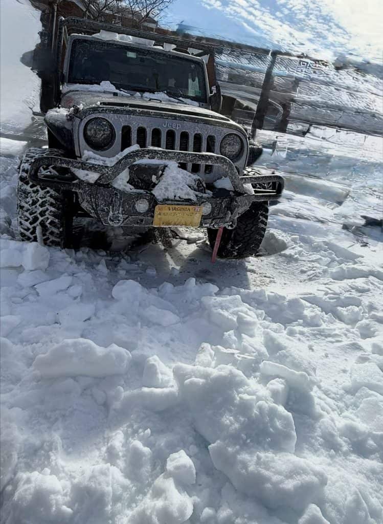 Incluso con su poderoso Jeep 4x4, la guatemalteca Letty Baran explica que es complicado salir de calles pequeñas que están repletas de nieve y hielo. No se atasca, pero cuesta avanzar. "Si no tiene que salir, mejor no salga" es el consejo.