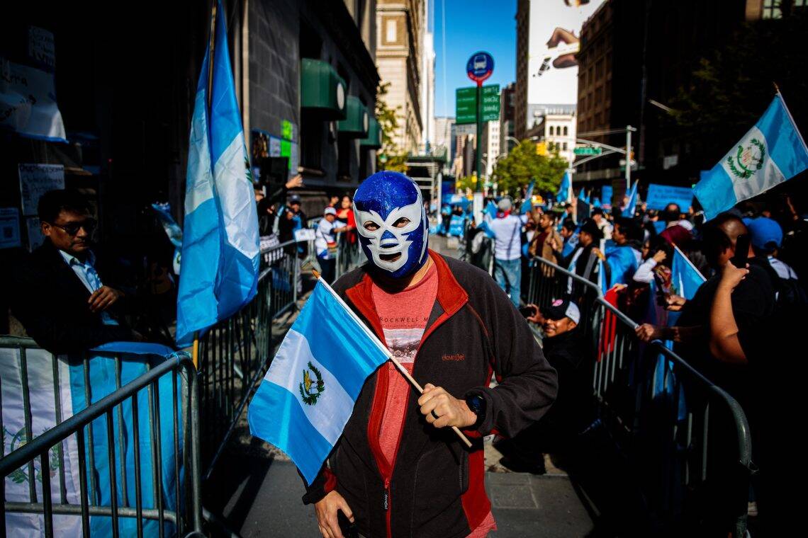 Durante las semanas del asedio del Ministerio Público de Guatemala contra los resultados electorales en 2023, muchos guatemaltecos efectuaron plantones pacíficos frente al Consulado de Guatemala en Nueva York. Y Juan Pablo Morales no podía faltar, de una forma muy original. – SoyMigrante.com REVISTA