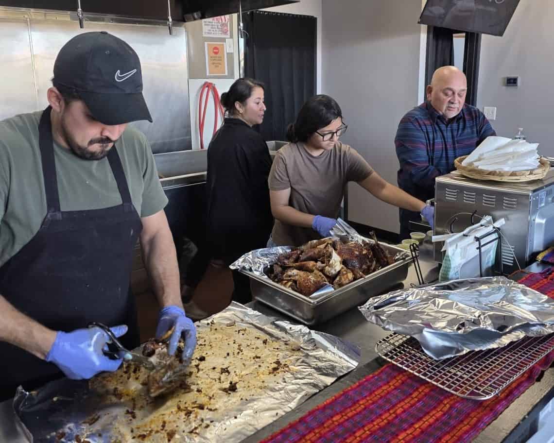 Los almuerzos familiares gratuitos de La Mayzteca fueron posibles gracias al aporte de donadores y al esfuerzo de la familia de Wilber y el personal de su restaurante. (Fotografía La Mayzteca) – SoyMigrante.com REVISTA