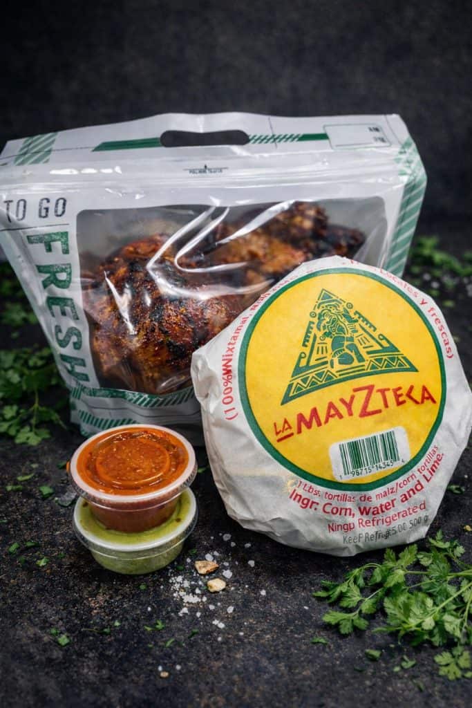 Los almuerzos consisten en pollos asados completos con complementos y tortillas. Solo el domingo 11 se repartieron unas 300 libras de tortillas. (Foto La Mayzteca) – SoyMigrante.com REVISTA